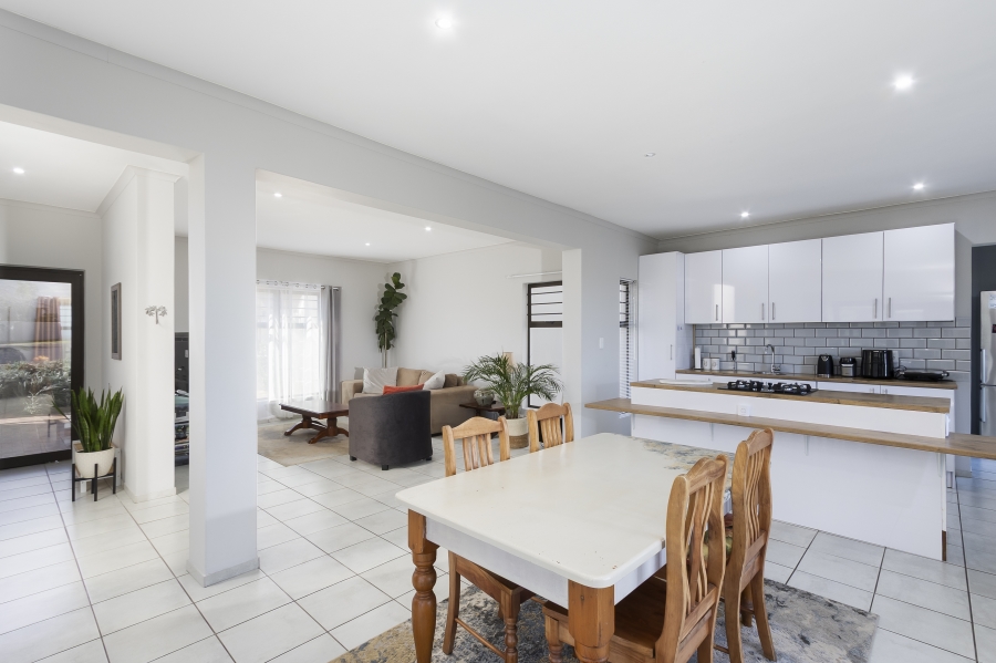 6 Bedroom Property for Sale in Sir Lowrys Pass Village Western Cape
